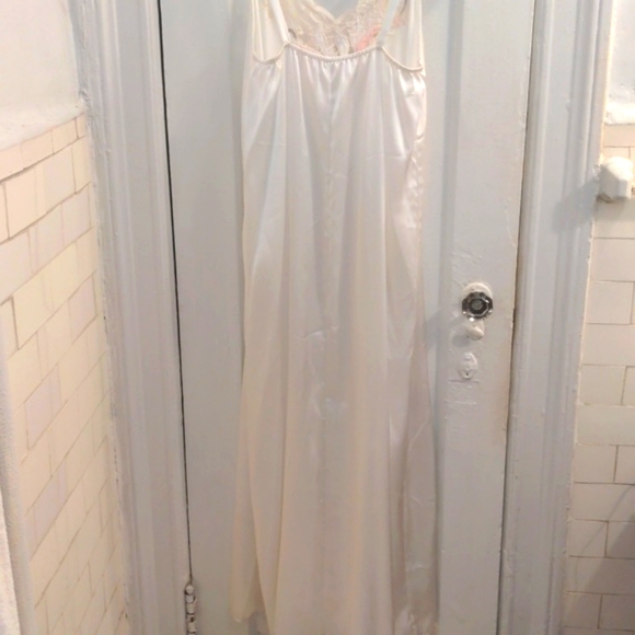 Natori New full length night gown. Small, Washable polyester White, embroidery - Picture 3 of 6